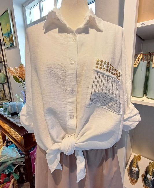 Klassisk hvid skjorte med glimmer lomme.