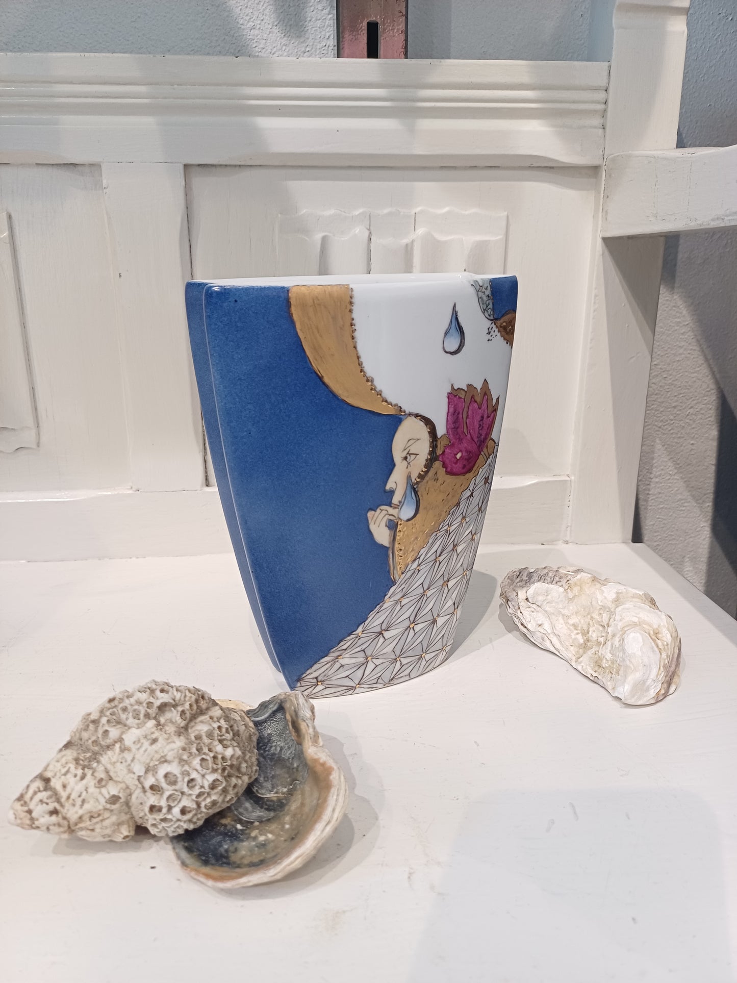 Vase med abstrakt motiver.