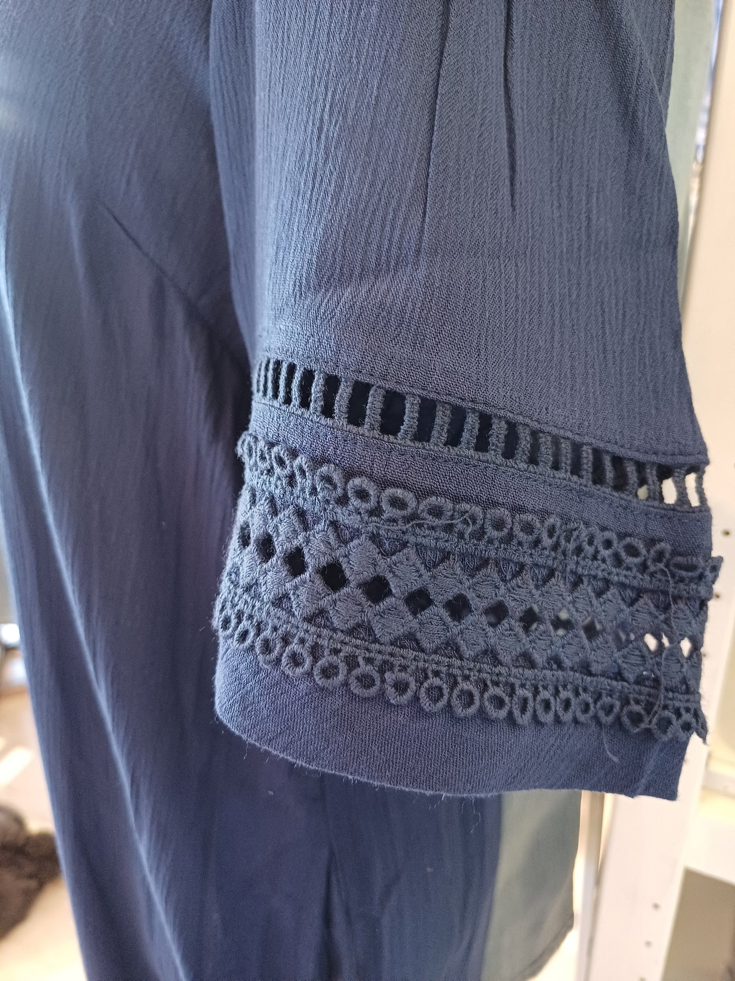 Enkelt klassisk navy blå bluse.