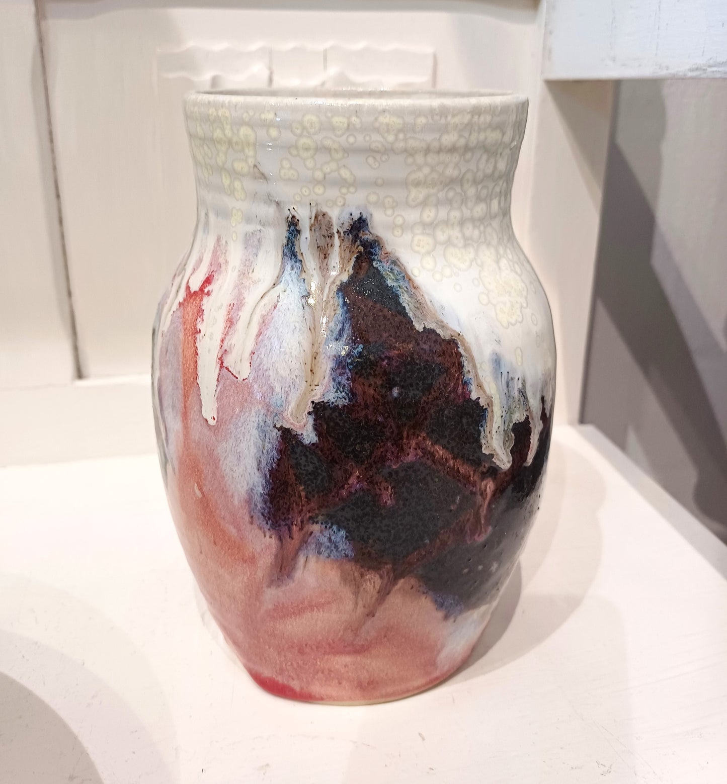Smuk farverig keramik vase i kunstnerisk.