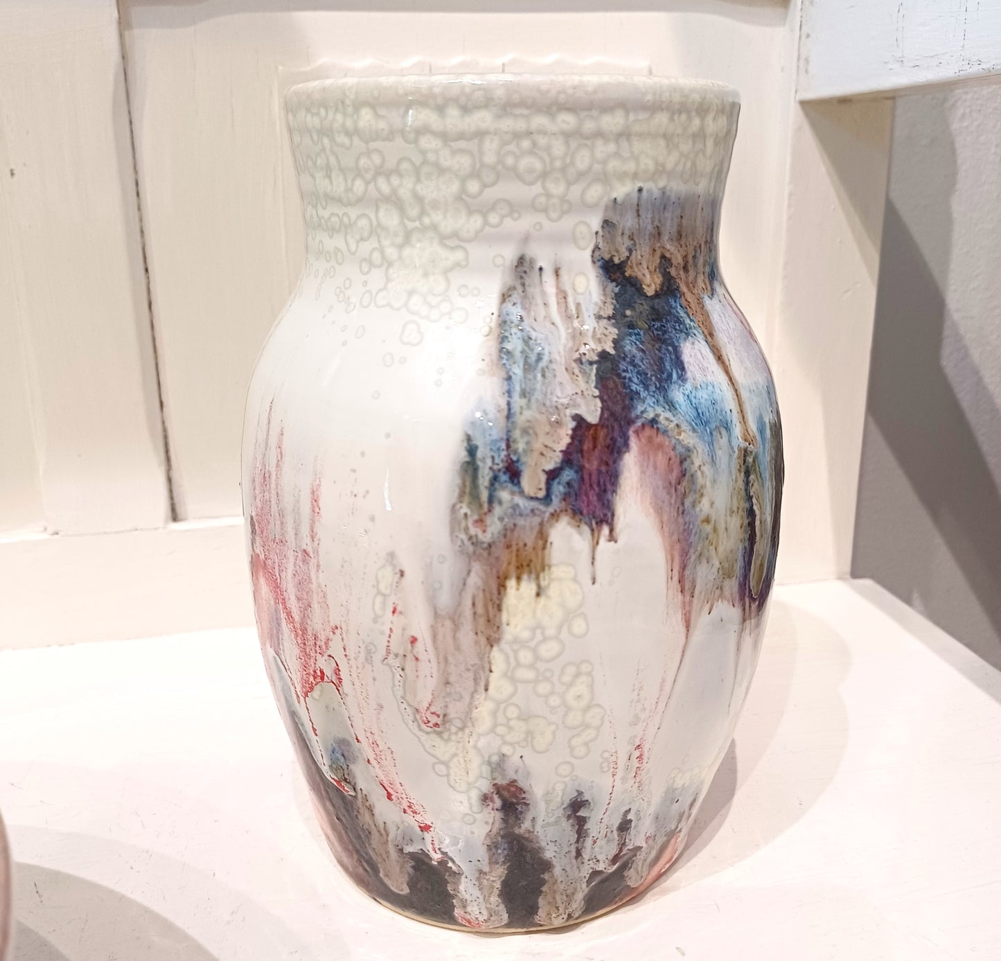 Smuk farverig keramik vase i kunstnerisk.