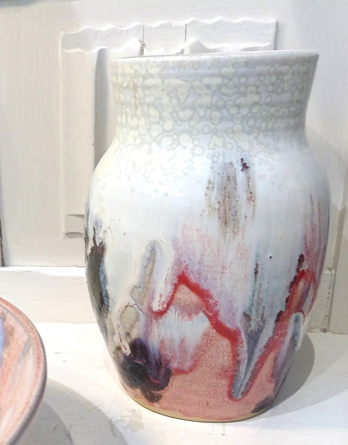 Smuk farverig keramik vase i kunstnerisk.