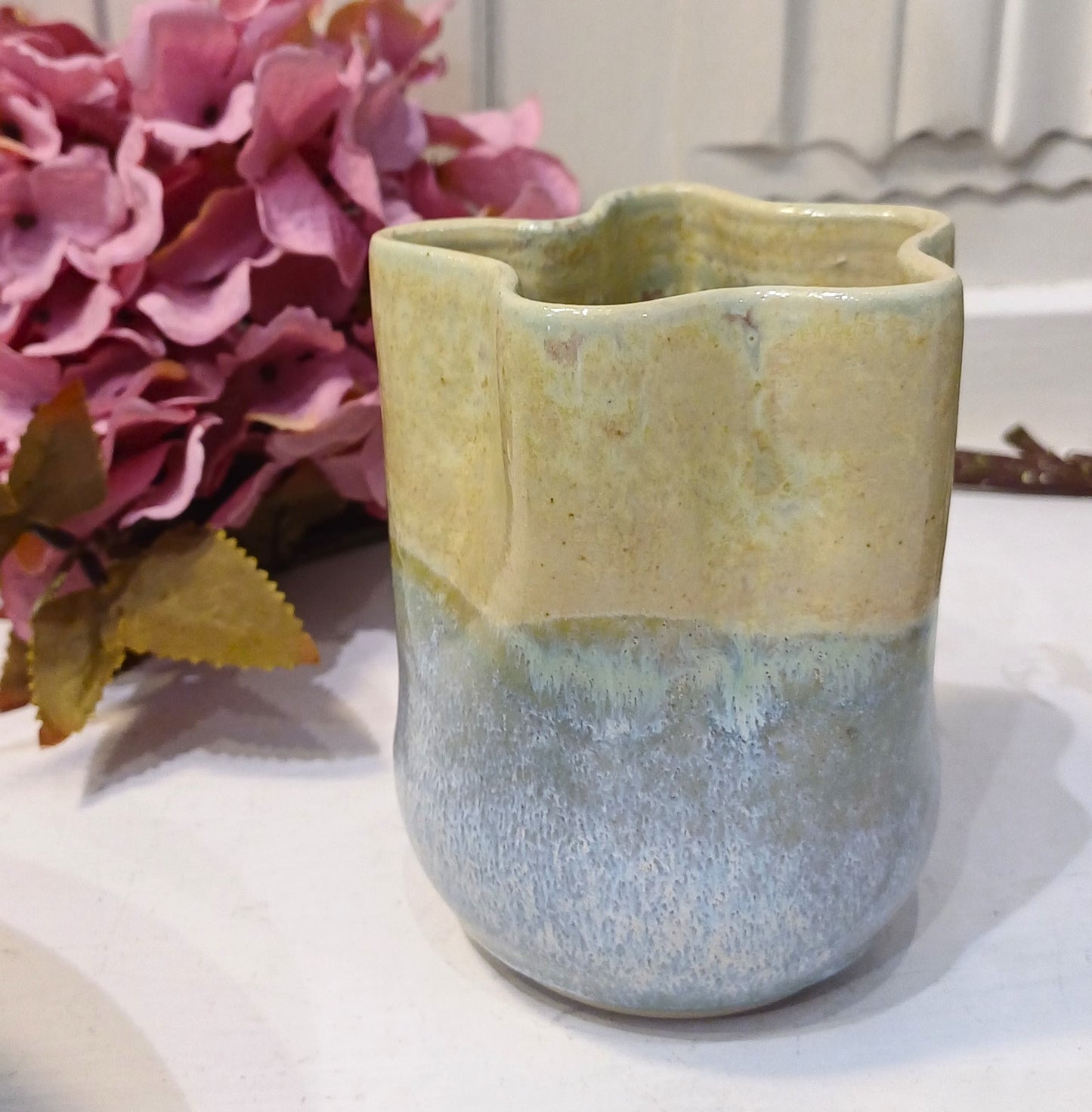 Marmoret vase med krystaller.
