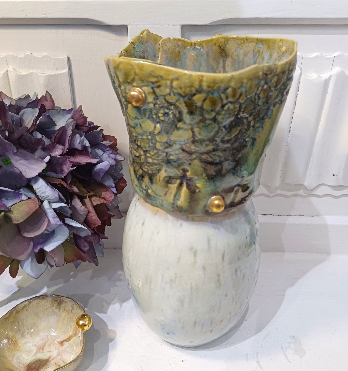 Marmoret vase med guld knopper.