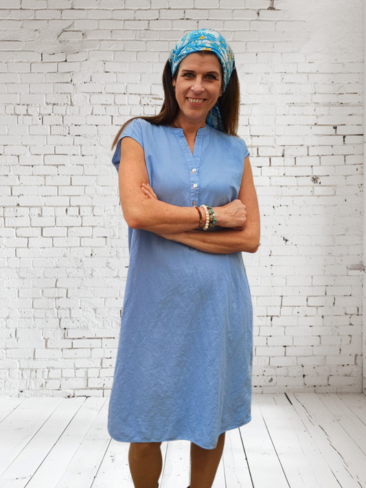 Lyseblå klassisk kjole i hør.