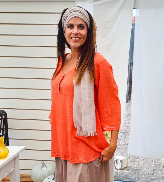 Lang orange sommerbluse med spejlbroderier.
