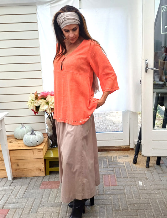 Lang orange sommerbluse med spejlbroderier.