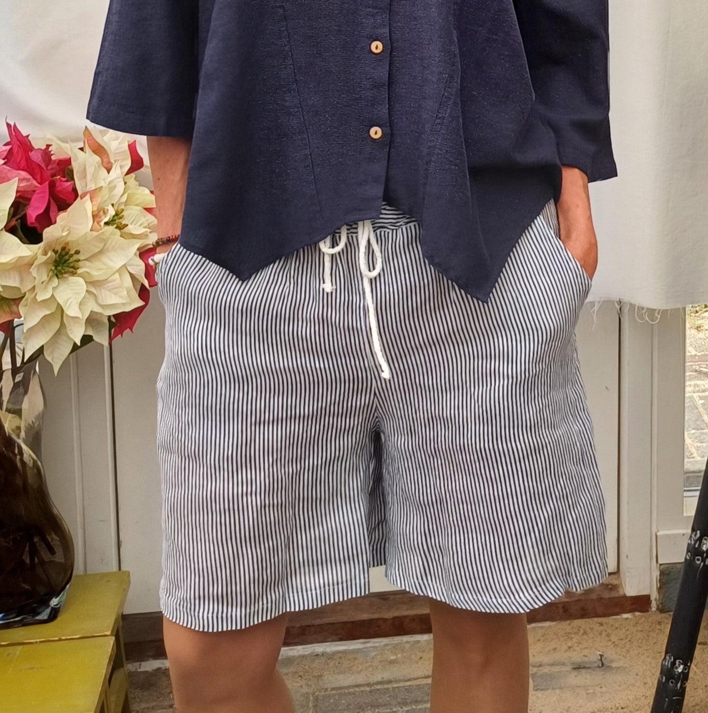 Stribet hør shorts.