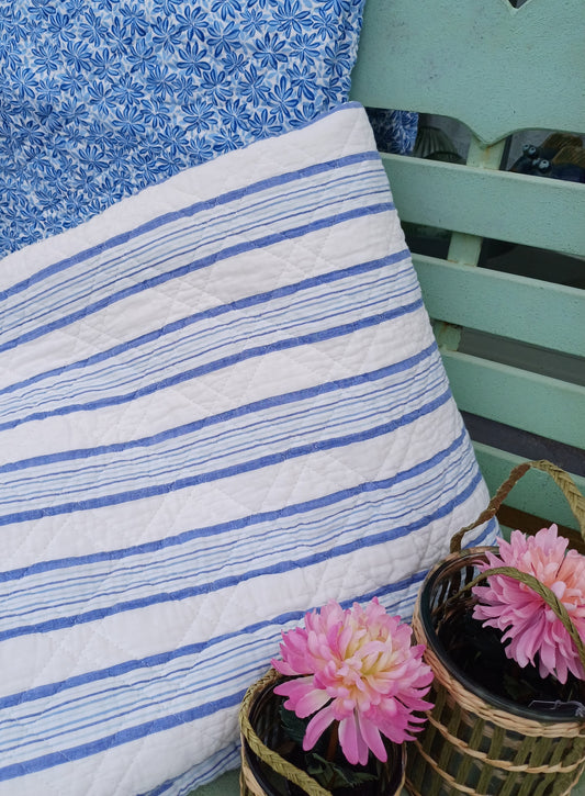 Quiltet plaid med blomstermønster – Vendbar med striber