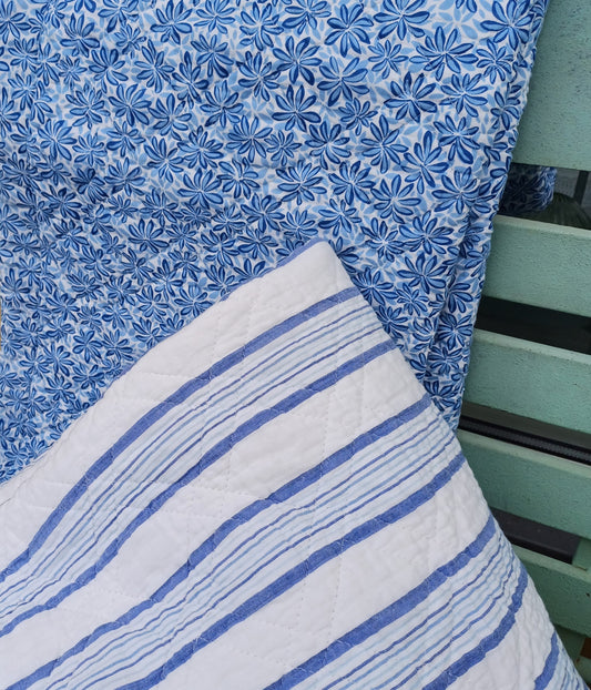 Quiltet plaid med blomstermønster – Vendbar med striber