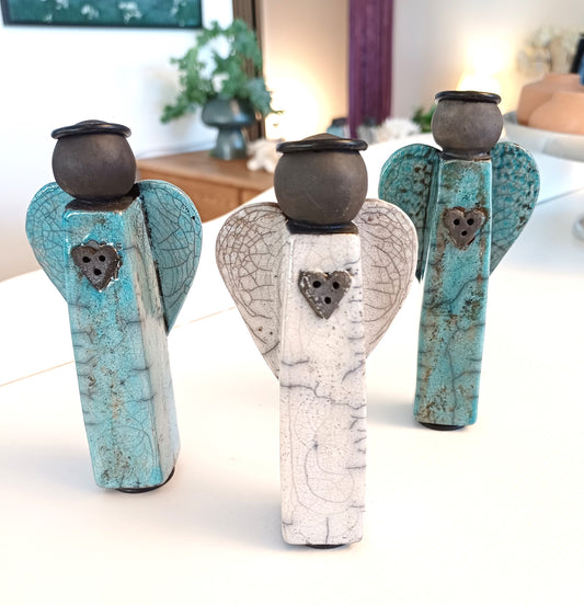 Raku engle i hvid og turkis – unikke keramiske figurer