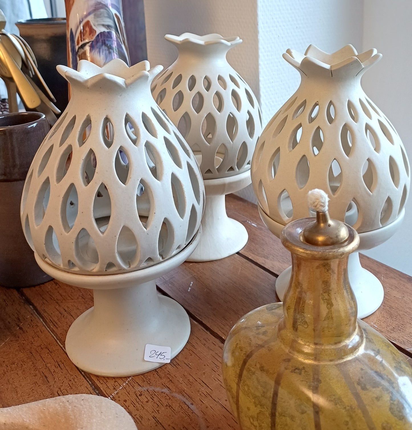 Beige keramik fyrfadsstage på fod.
