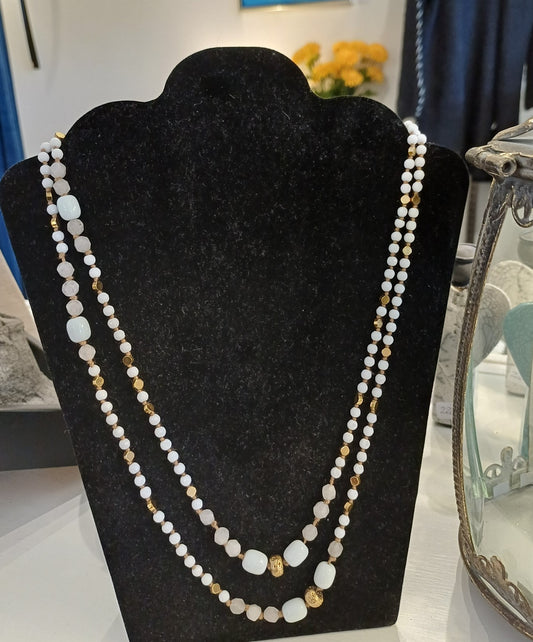 Eksklusivt lang hvid og guld perlehalskæde.