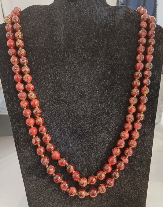 Eksklusivt Langt perlehalskæde i rødbrun og sort med guld.