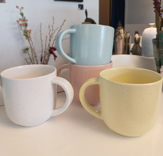 Pastelfarvet stentøjskrus – Håndlavet blank glasur.