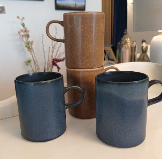 Dunkel stentøjskrus – Håndlavet høj kop.