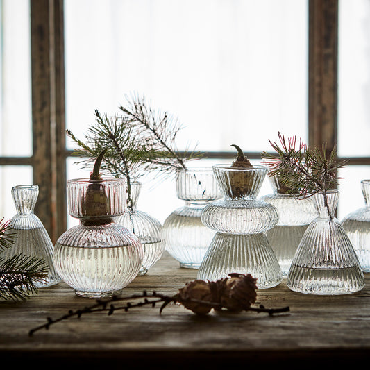 Riflede glasvase med bred top.