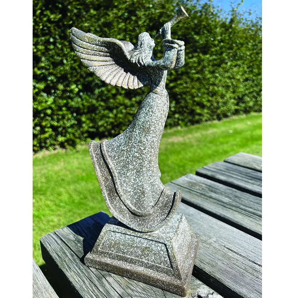 Stående engel med trompet – smuk pynt til jul