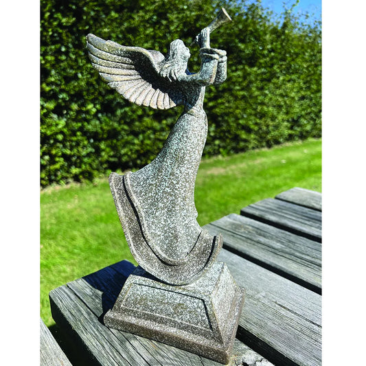 Stående engel med trompet – smuk pynt til jul