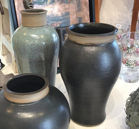 Stor rustik sort-brun stentøjsvase – Hånddrejet af Lars Kähler