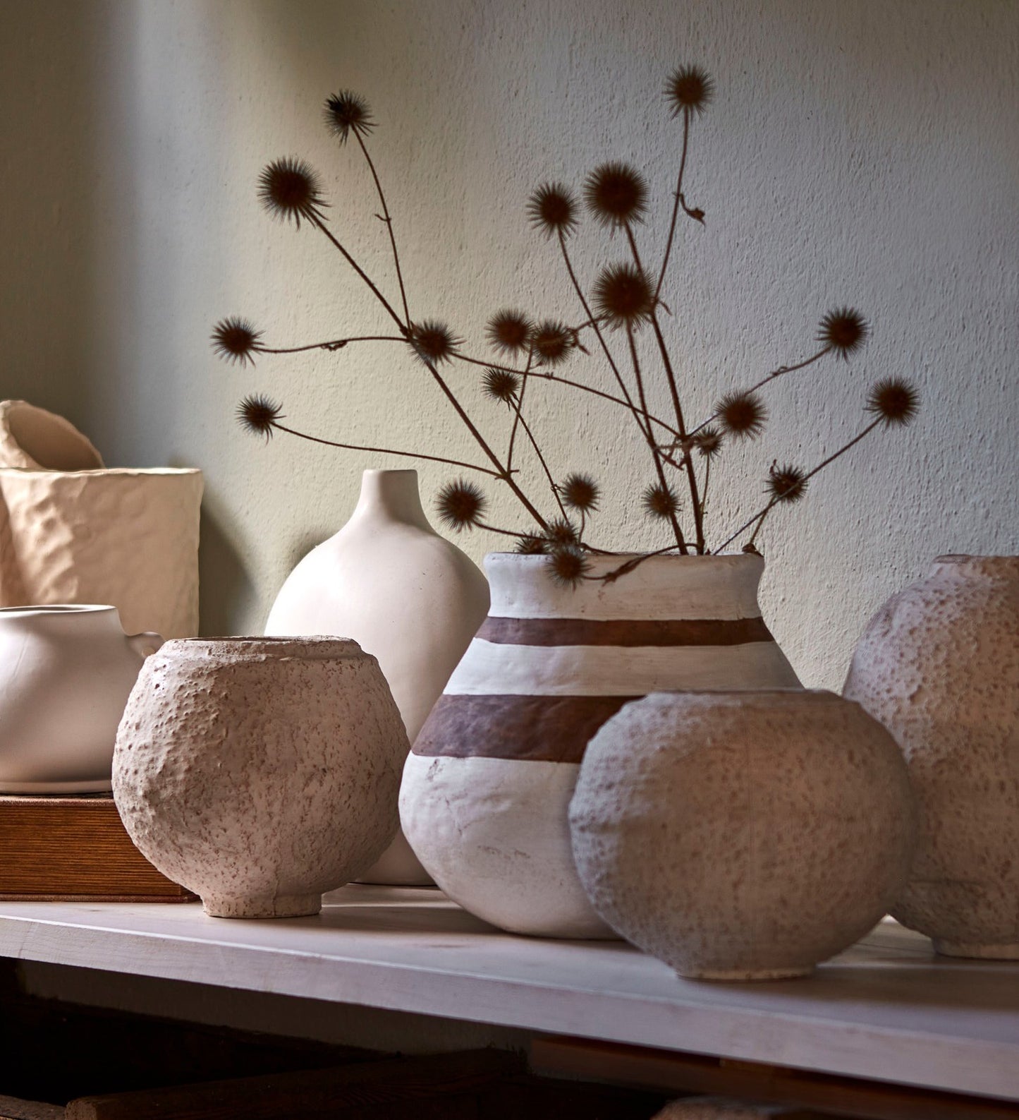 Hvid rustik terracotta vase.
