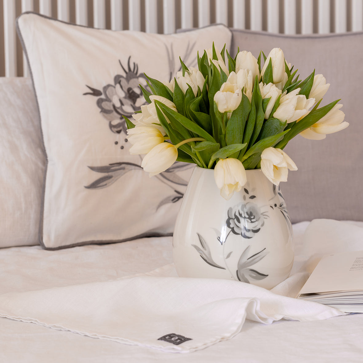 Porcelæns vase med grå blomster