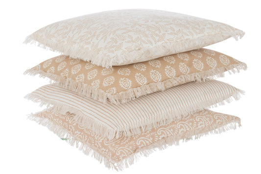 Pude i hvid og sandfarve med fyld – blød og dekorativ