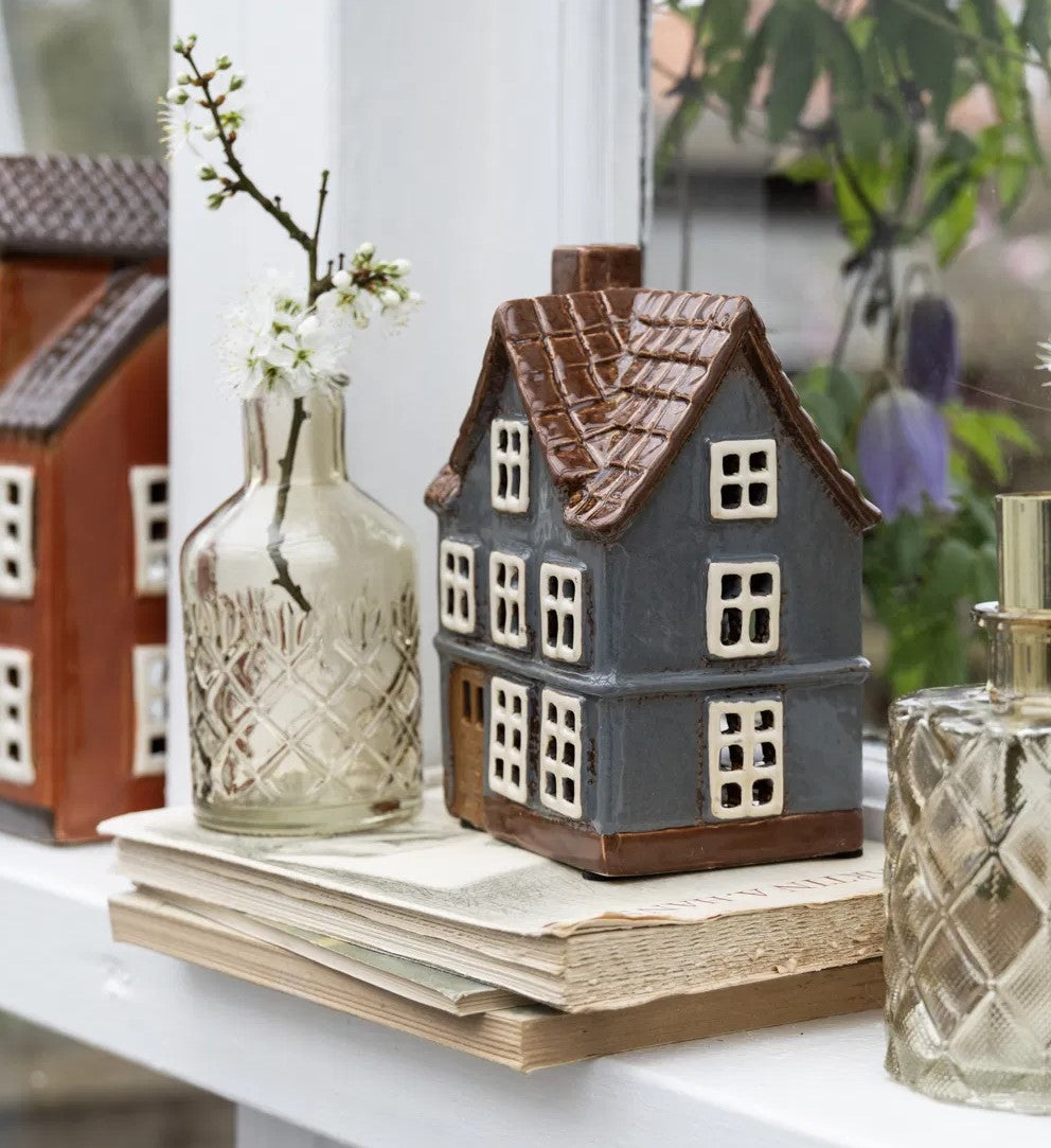 Gråt keramik hus til fyrfadslys.