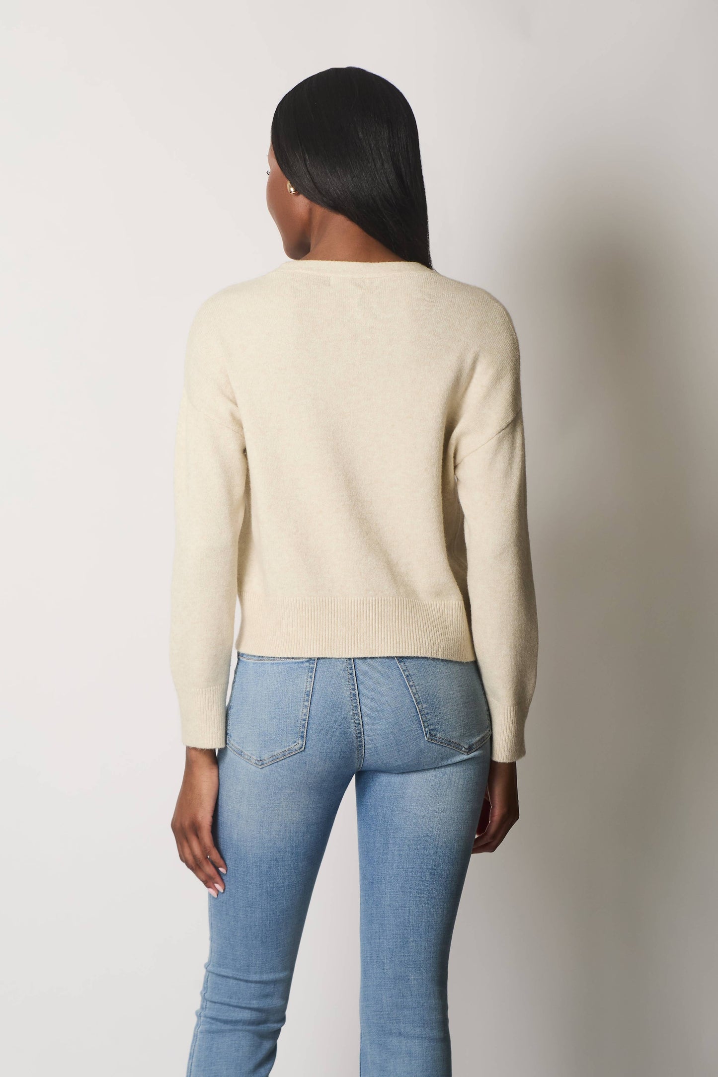 V-hals cardigan med knapper og lommer.