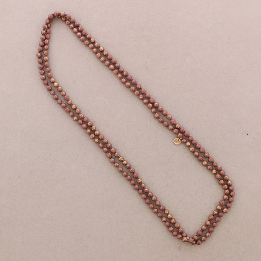 Eksklusivt Langt perlehalskæde i rødbrun og sort med guld.