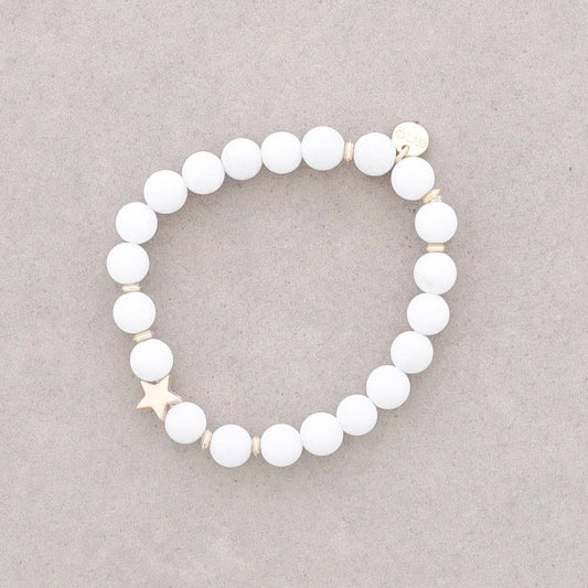 Hvid tidløst smykke – perlearmbånd med guldfarvet stjerne