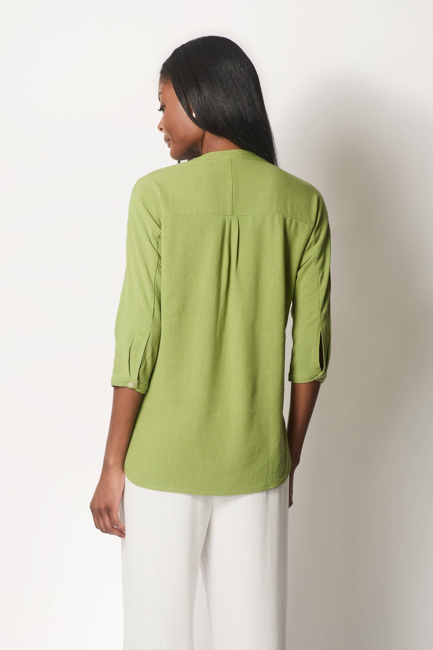 Bluse i hørblanding med knapper.
