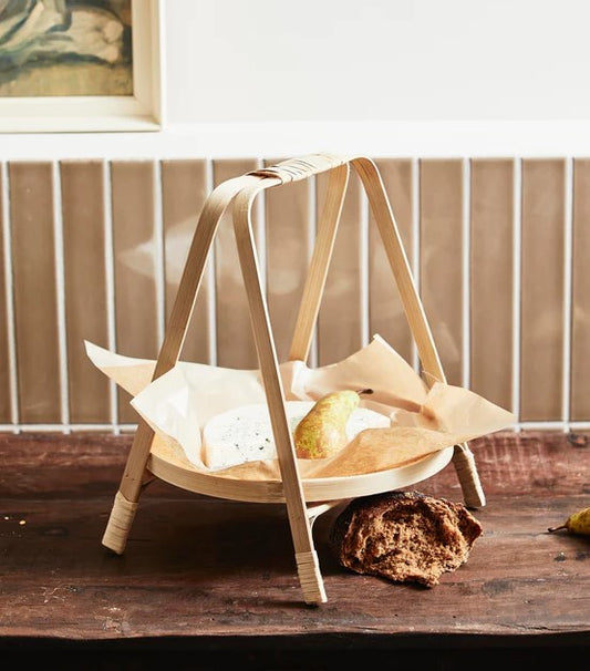 Elegant bambus bakke på ben – perfekt som serveringsbakke