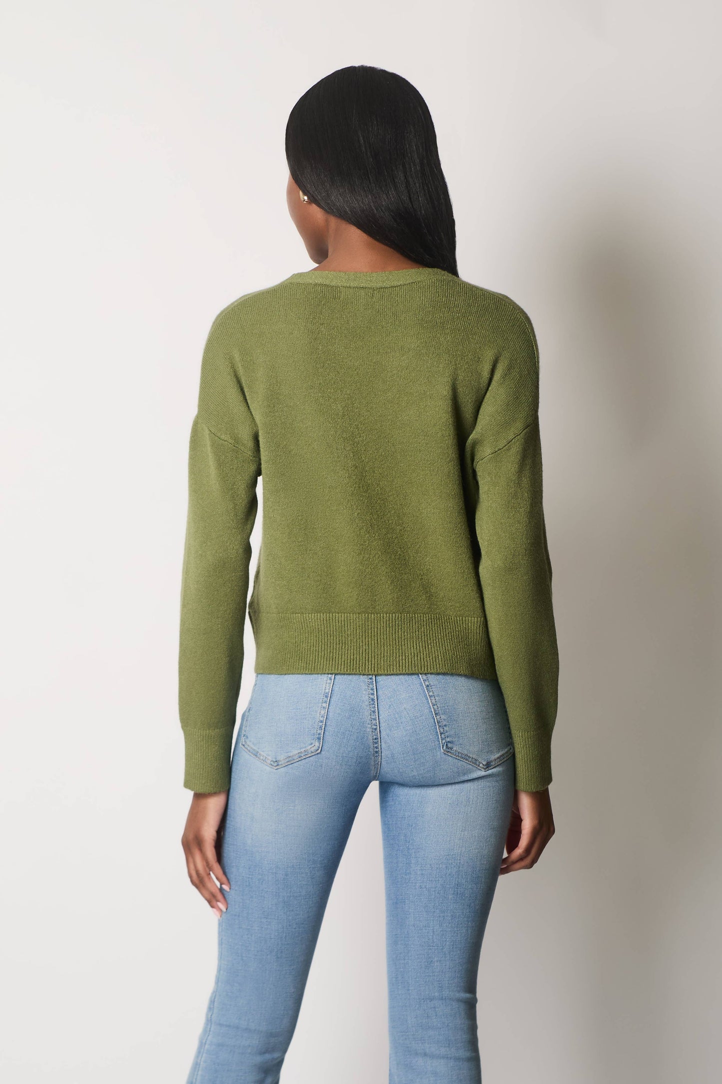 V-hals cardigan med knapper og lommer.