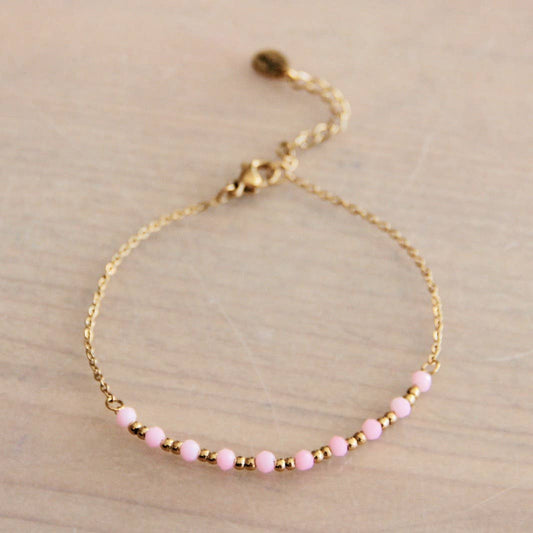 Perle armbånd med facetter og perler i lyserød.