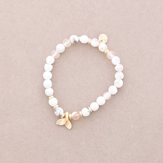Hvidt perlearmbånd med guldfarvet stjerne – tidløst smykke