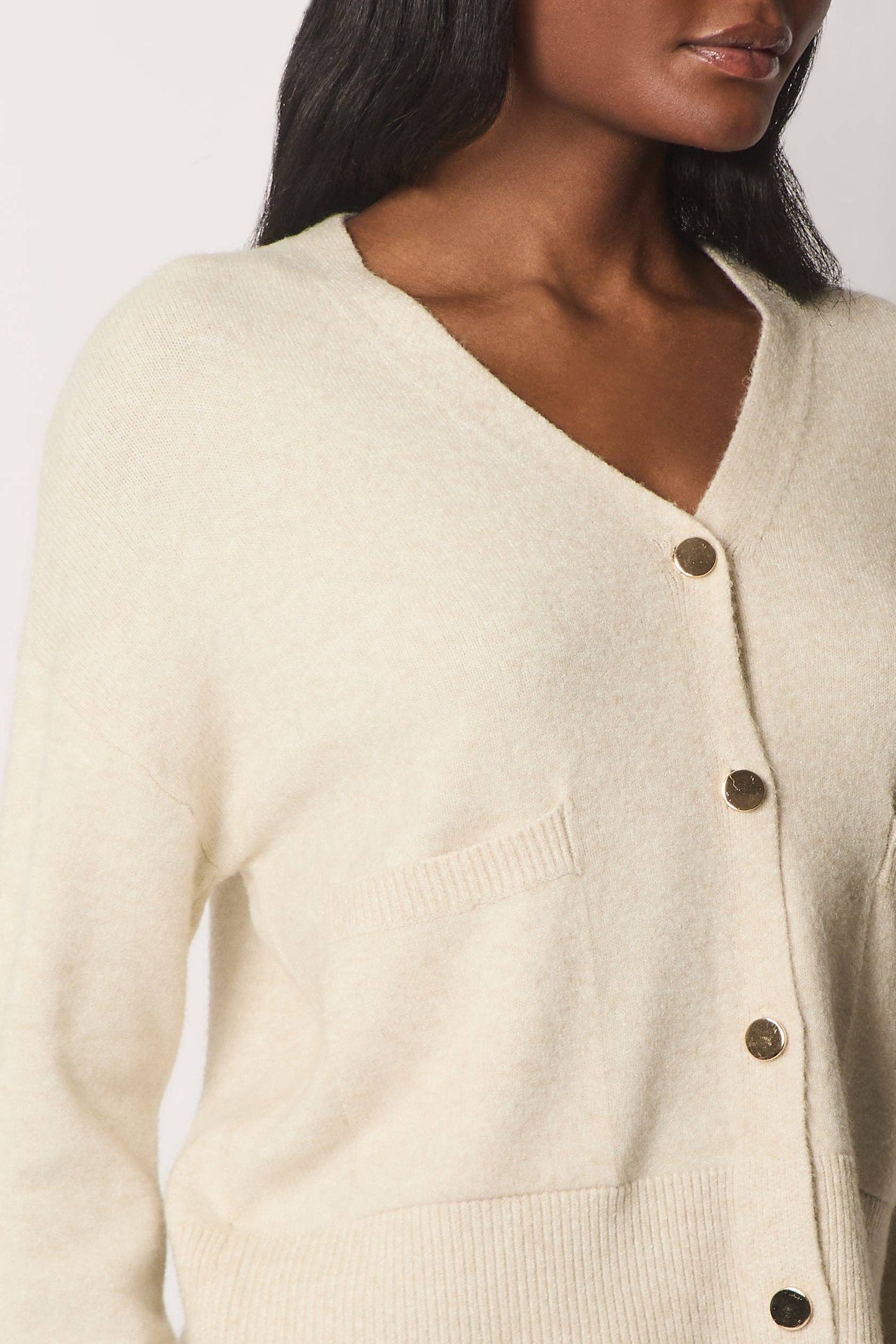 V-hals cardigan med knapper og lommer.