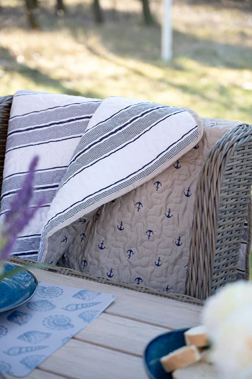 Vendbar quiltet plaid med anker og striber – Blød bomuldstæppe