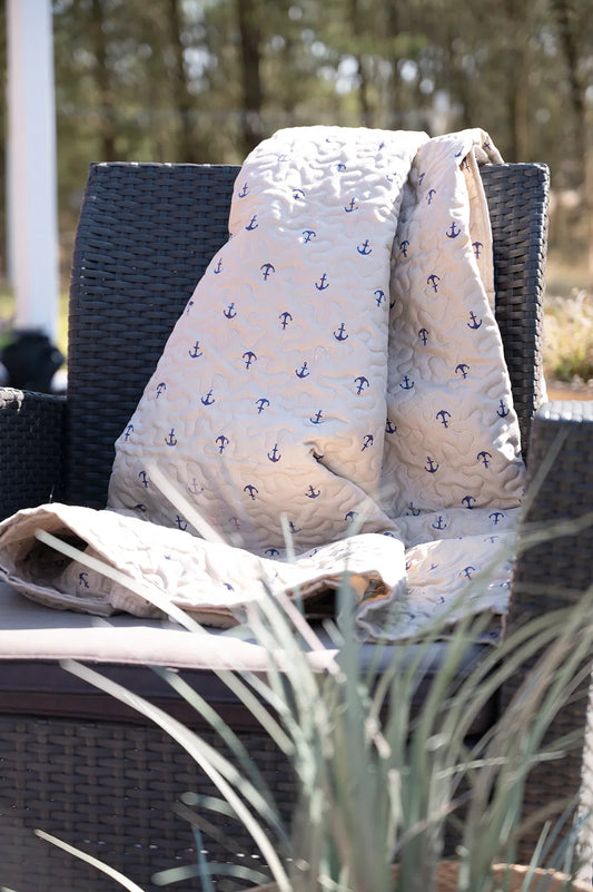 Vendbar quiltet plaid med anker og striber – Blød bomuldstæppe