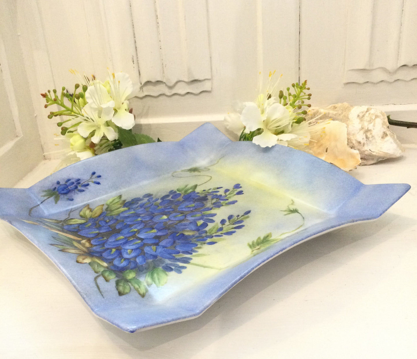 Fad i porcelæn med blå blomster.