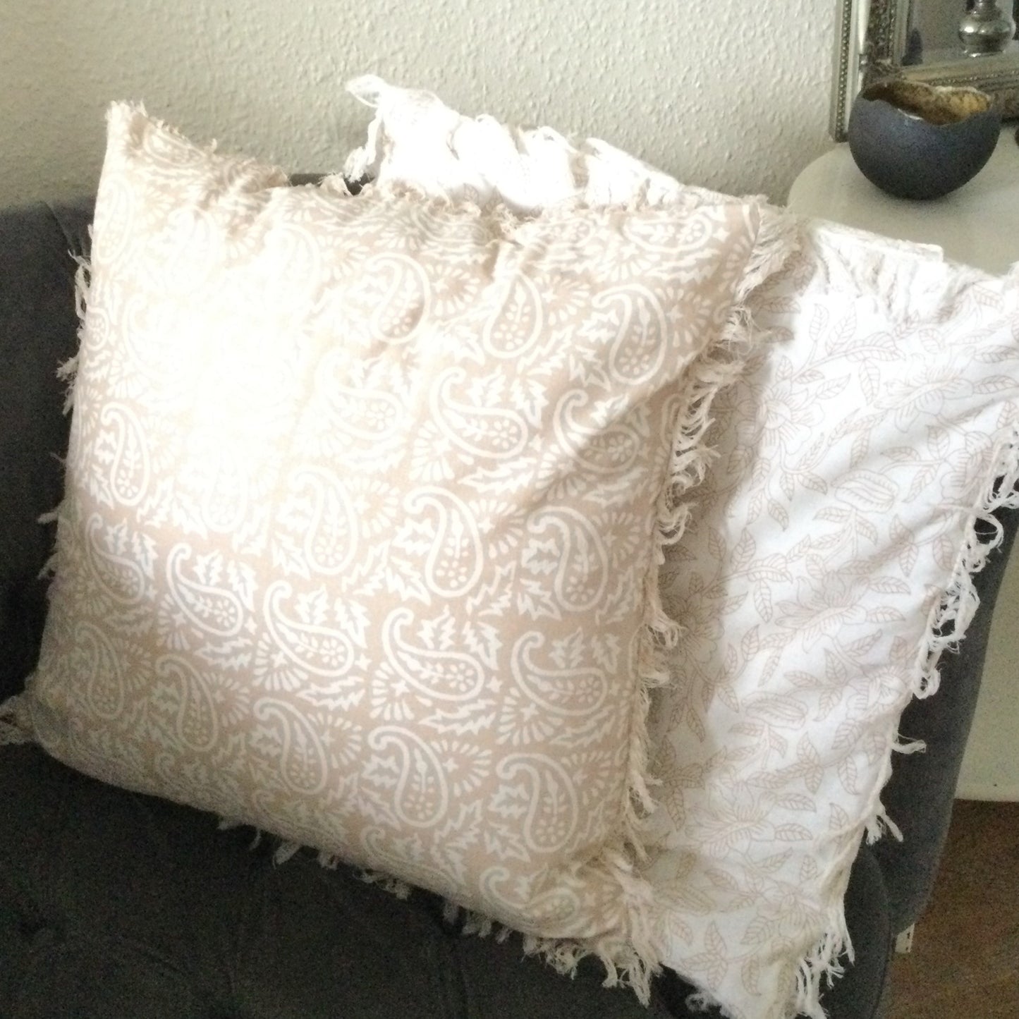 Pude i hvid og sandfarve med fyld – blød og dekorativ