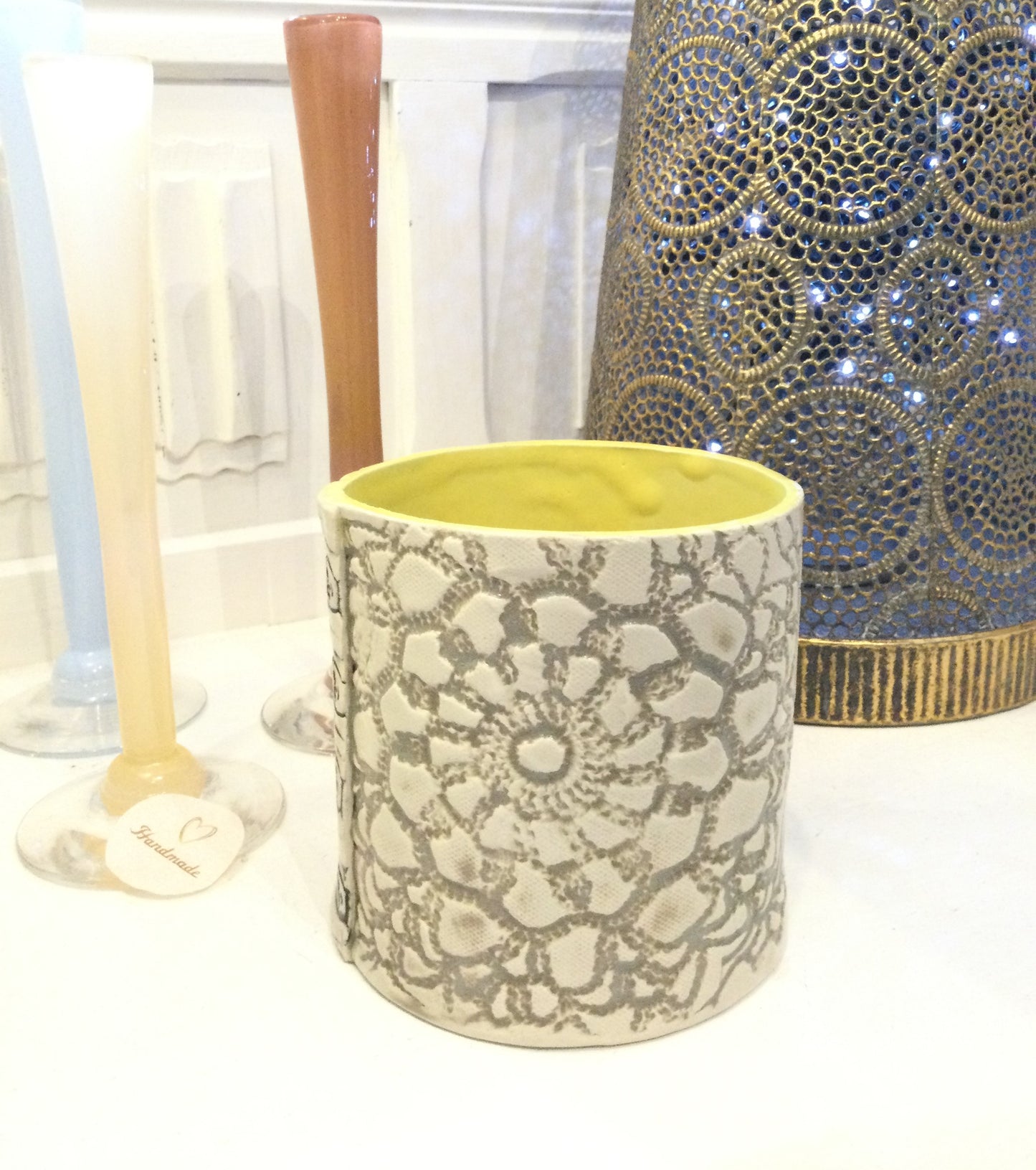 Gul keramik vase fra Inge Frederiksen.