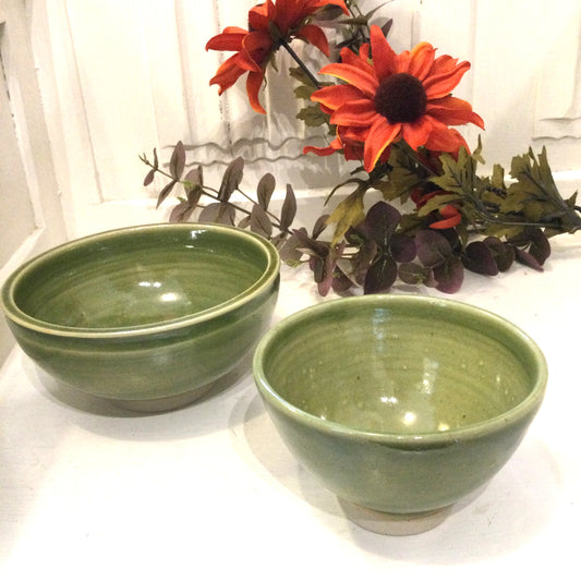 Stentøjsskåle i olivengrøn – Håndlavet af Lars Kähler