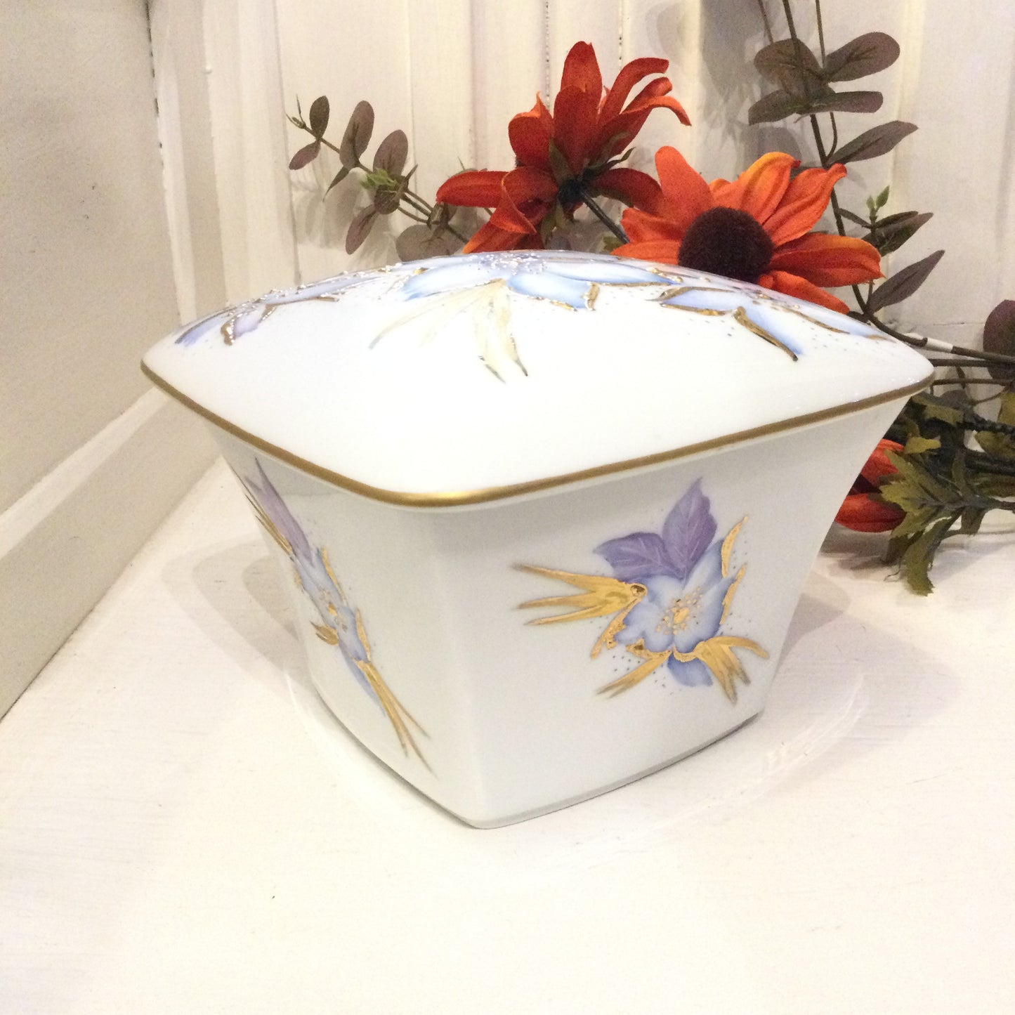 Håndmalet bonbon med blå blomster