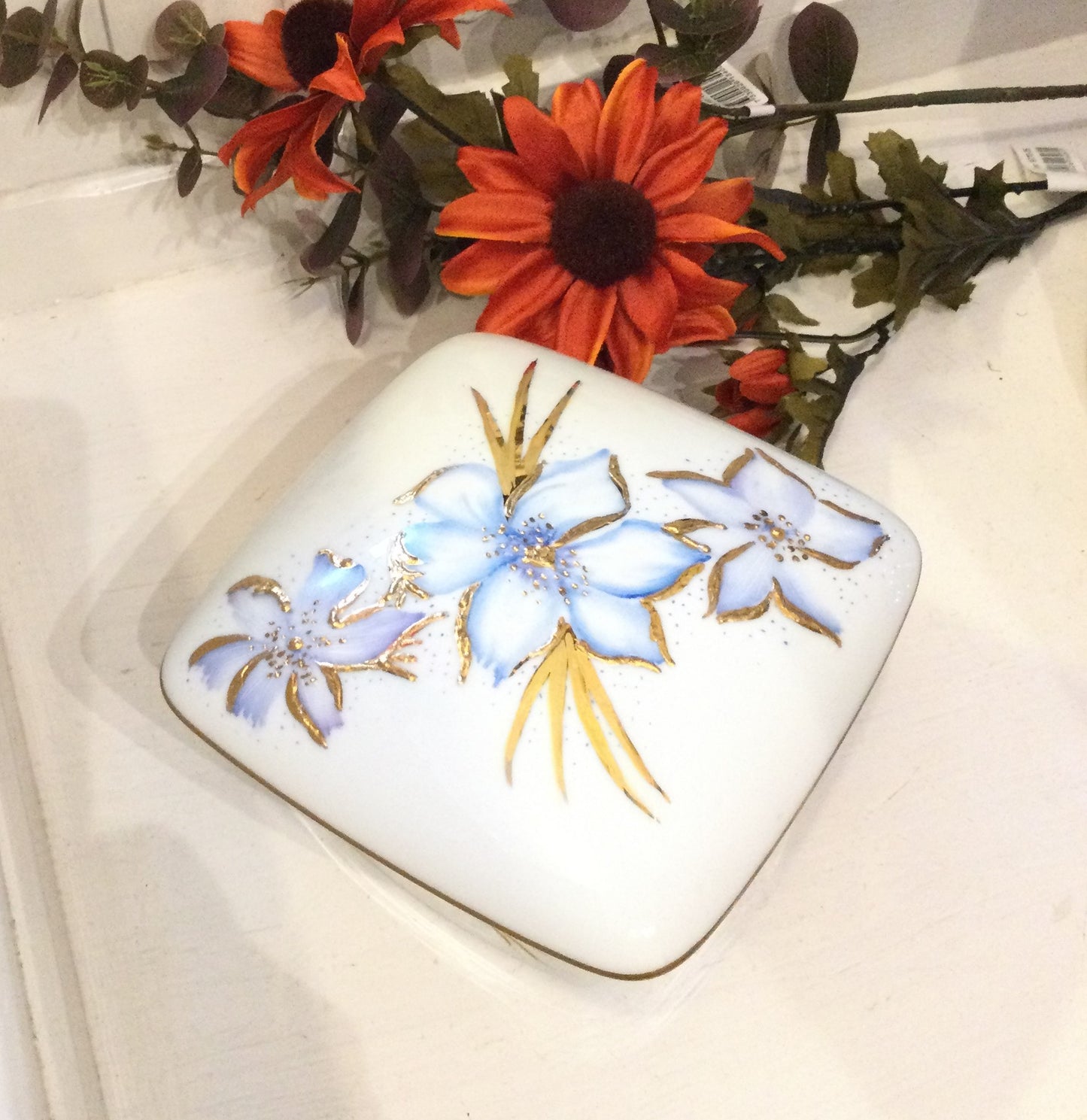 Håndmalet bonbon med blå blomster