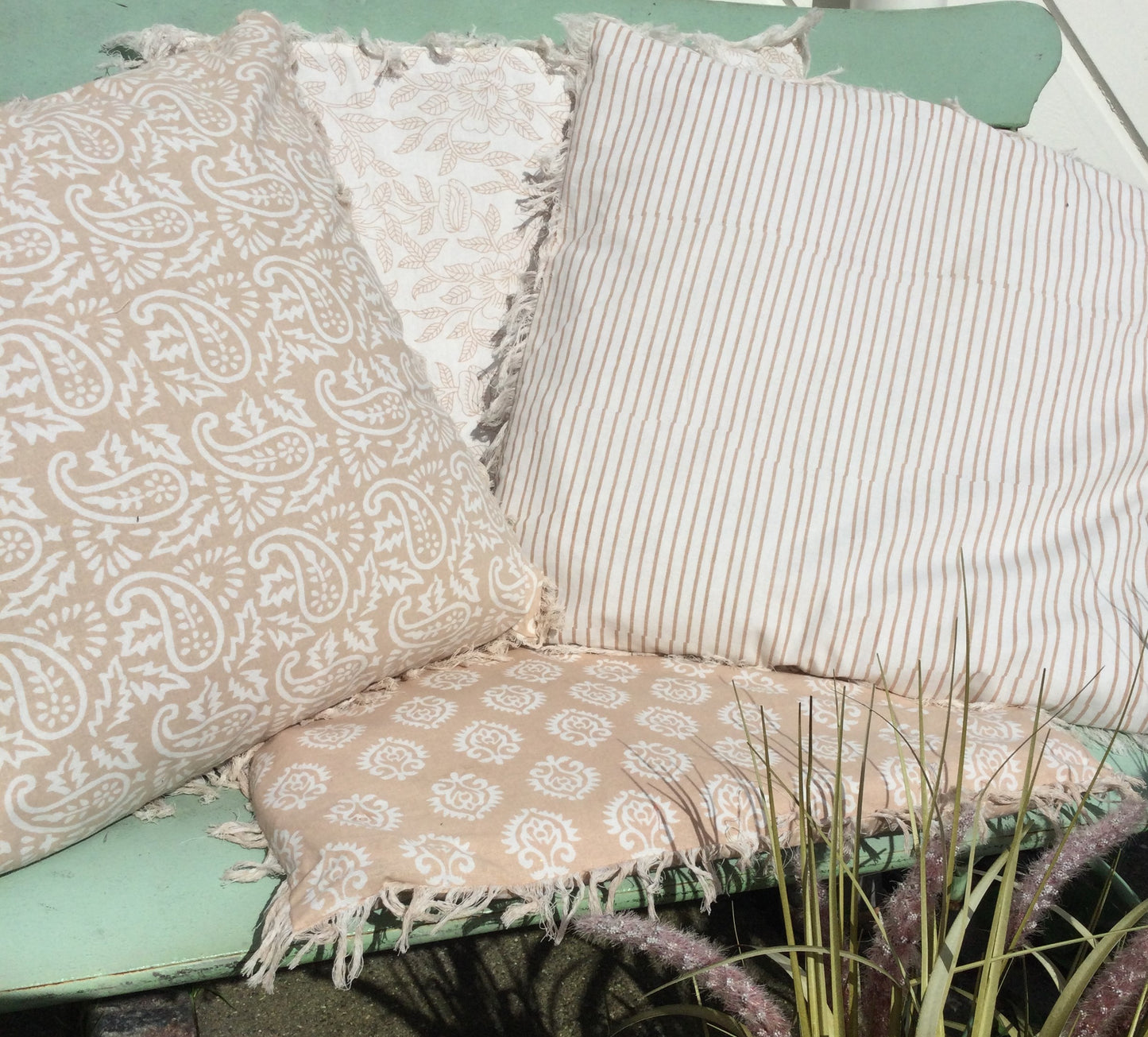 Pude i hvid og sandfarve med fyld – blød og dekorativ