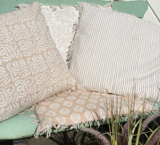 Pude i hvid og sandfarve med fyld – blød og dekorativ