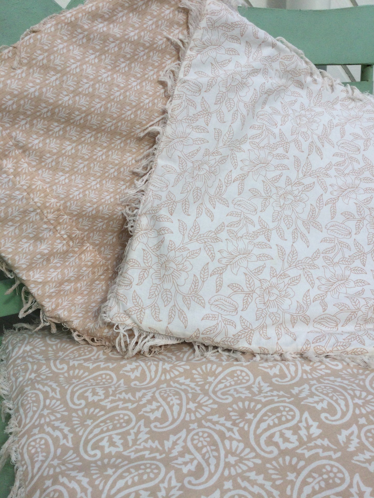 Pude i hvid og sandfarve med fyld – blød og dekorativ