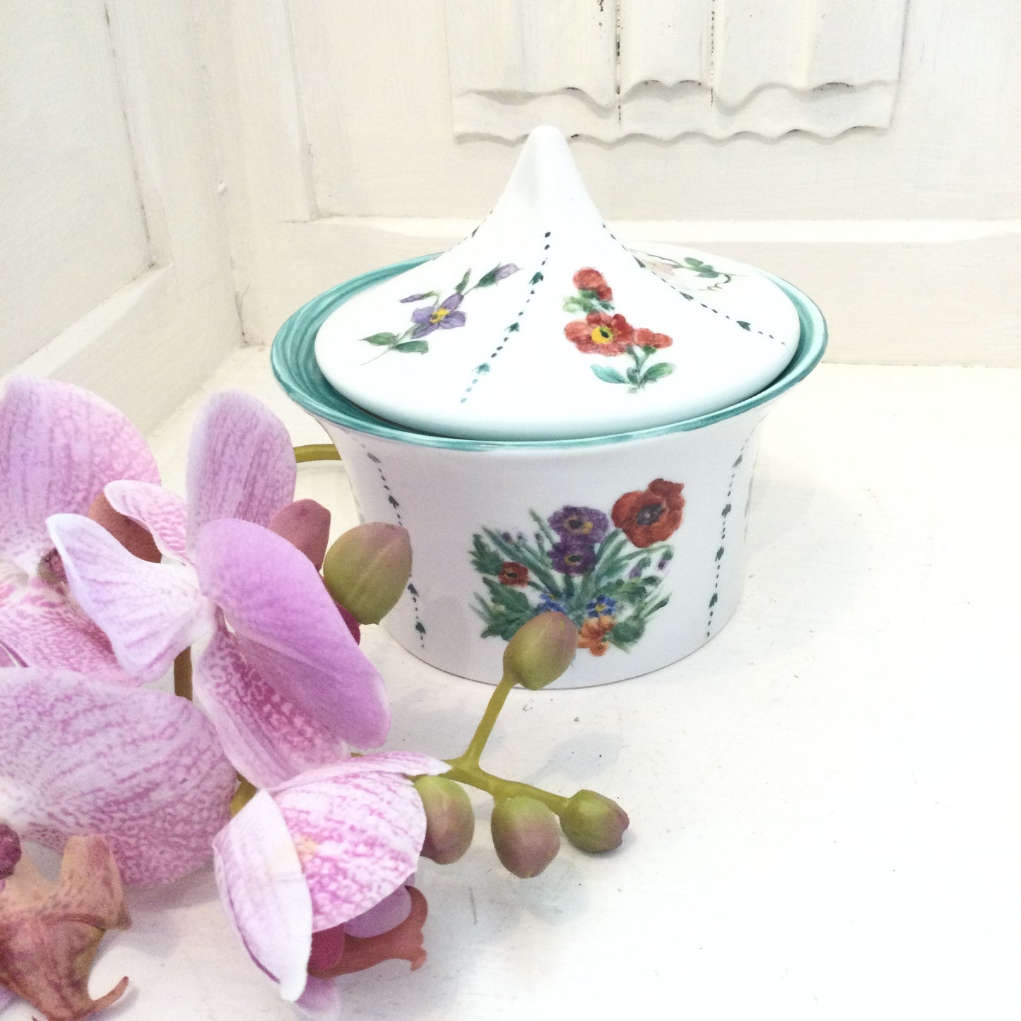 Håndmalet bonbon med små blomster buketter.
