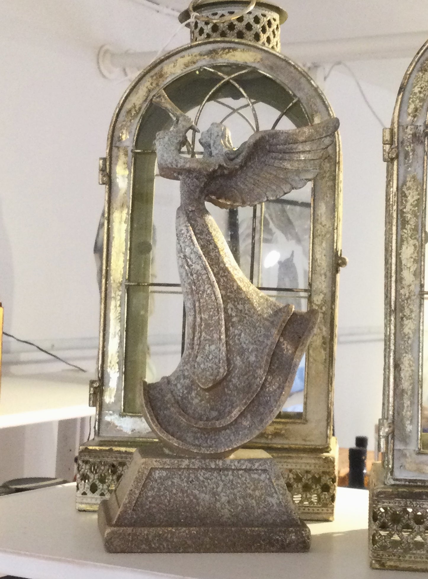 Stående engel med trompet – smuk pynt til jul